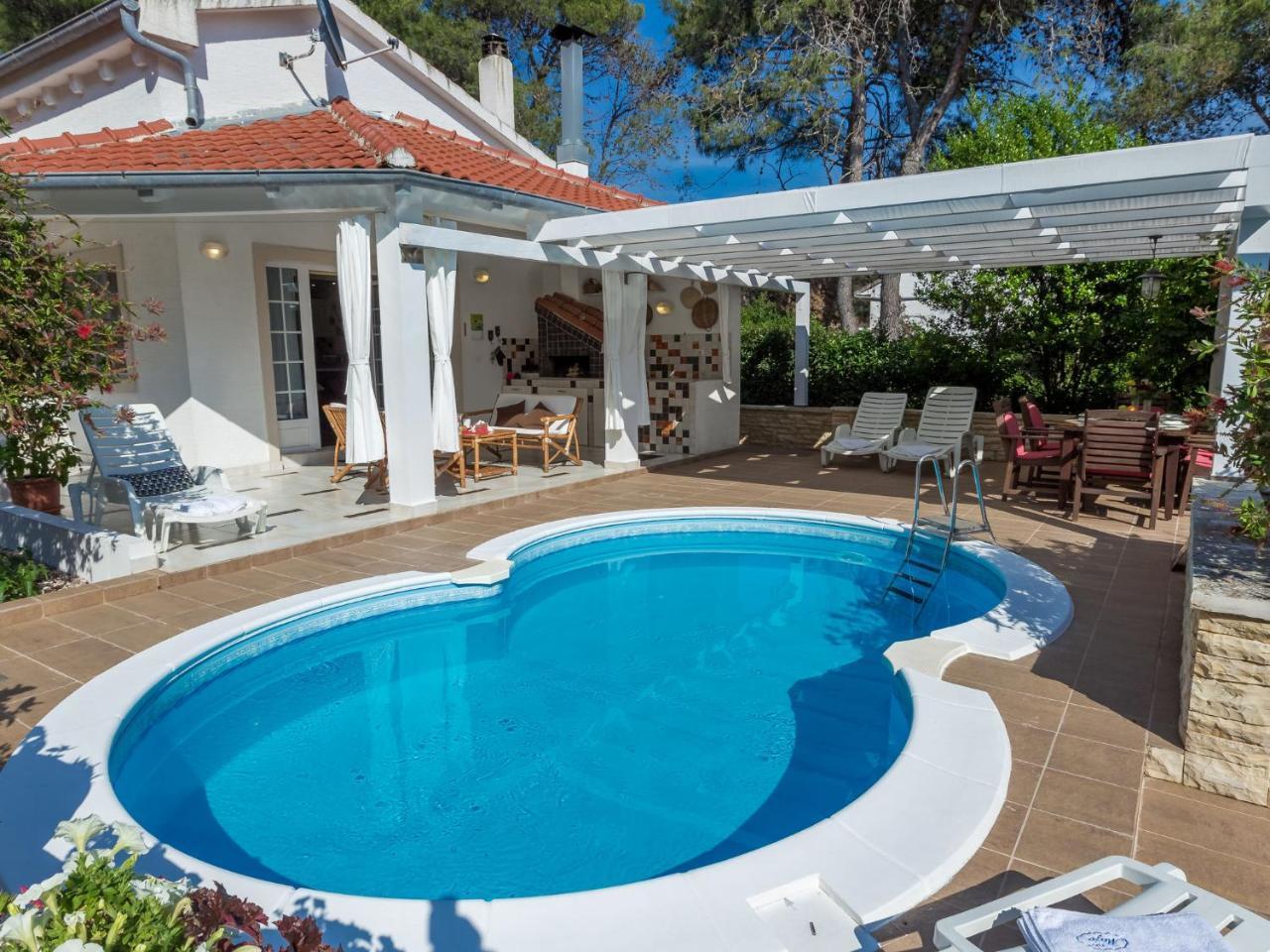 Spacious Holiday Home In Molat With Pool Brgulje Экстерьер фото